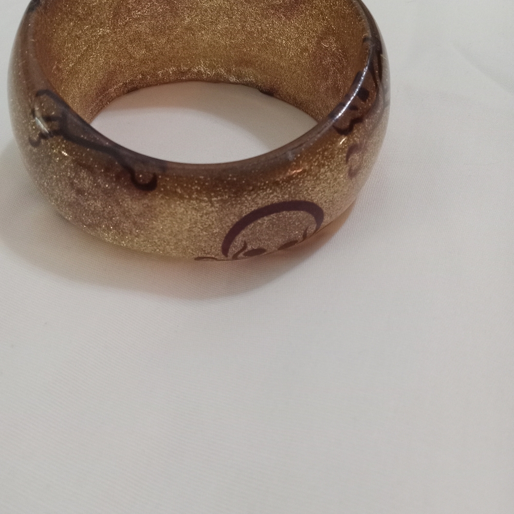 VINTAGE- GOLD LUCITE CHUNKY BOLD RETRO BANGLE BRACELET - Picture 2 of 10